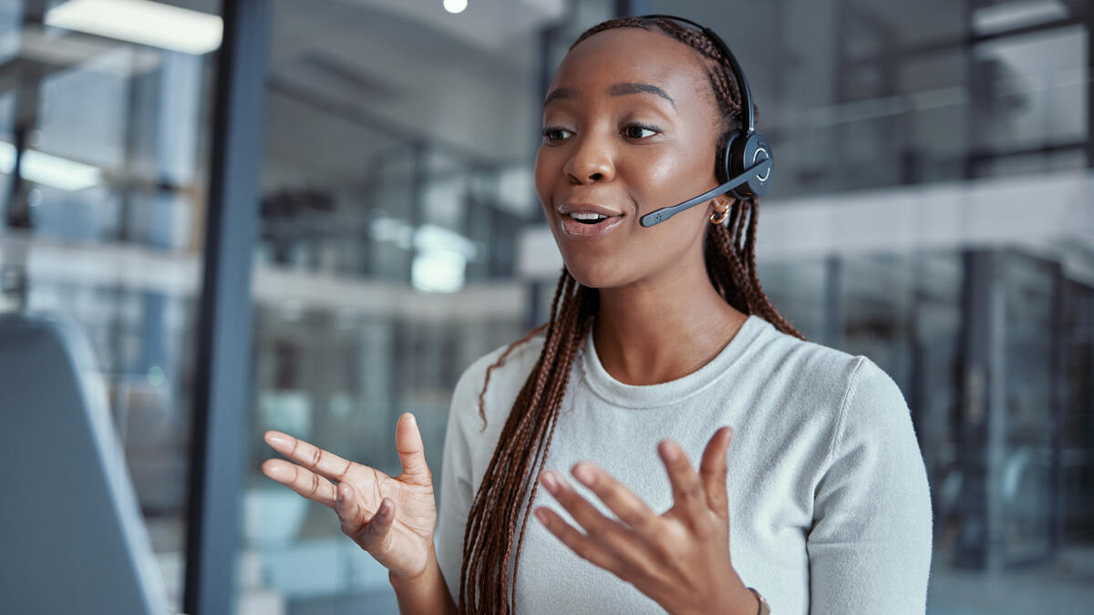 A female employee uses VoIP (hosted voice) in order to help provide excellent customer service. 